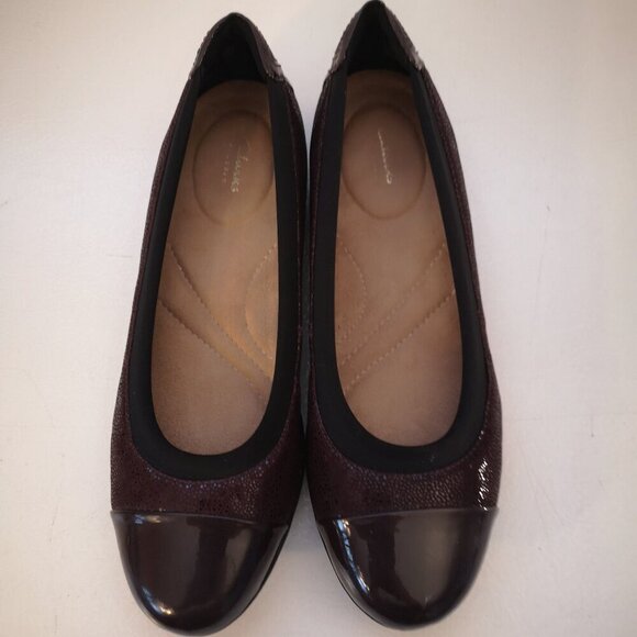 Clarks Artisan Ladies Burgundy Size 5.5 Memory Foam Footbed Flats - Picture 1 of 8